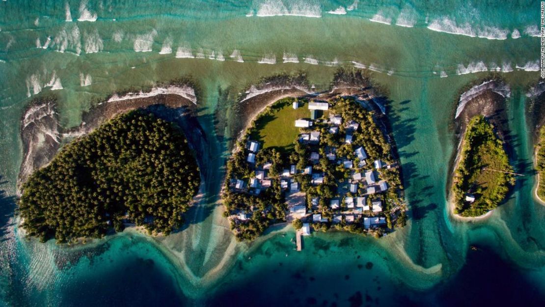 Una vista aérea de Ejit, en las Islas Marshall, cada vez más abrumadas por el aumento del nivel del mar.