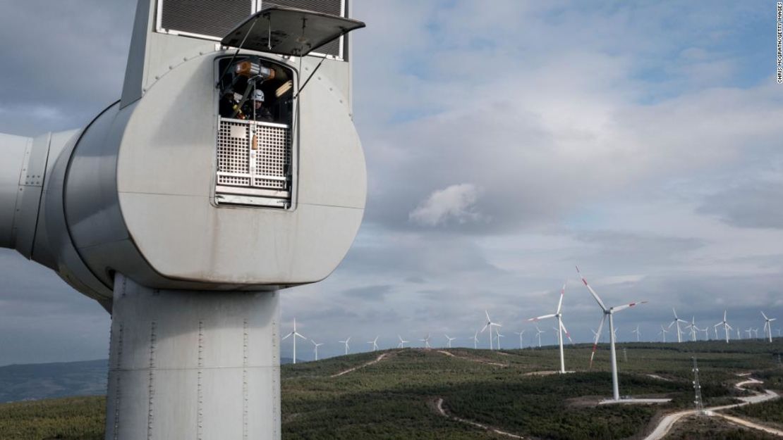 Empleados de la planta de energía eólica Canakkale de Akfen Renewable Energy Group, en Turquía, realizan una revisión de mantenimiento rutinaria de los equipos en la parte superior de un aerogenerador en diciembre de 2021.