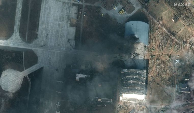 Esta imagen satelital muestra un daño significativo sobre parte de un hangar aéreo en la Base Aérea de Hostomel, a las afueras de Kyiv, el 27 de febrero de 2022.