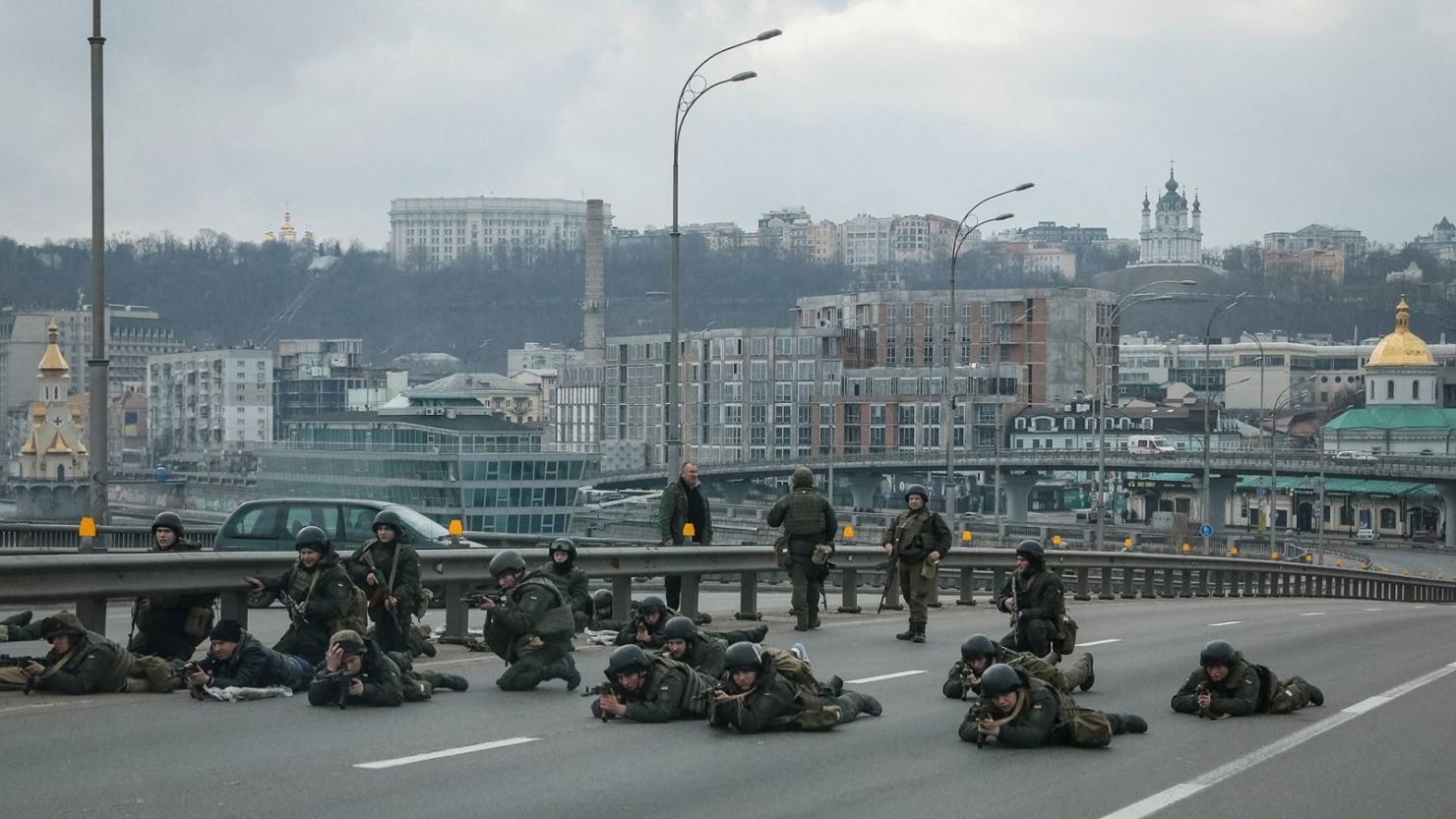  de la Guardia Nacional de Ucrania toman posiciones en el centro de Kiev el 25 de febrero.