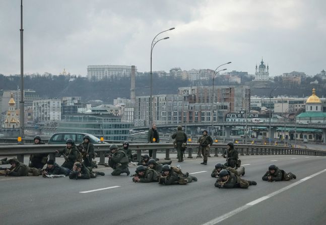 Miembros de la Guardia Nacional de Ucrania toman posiciones en el centro de Kiev el 25 de febrero.