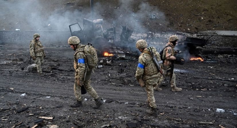Miembros del servicio ucraniano recogen restos sin explotar proyectiles después de luchar contra el avance de las tropas rusas en Kyiv a principios del 26 de febrero.