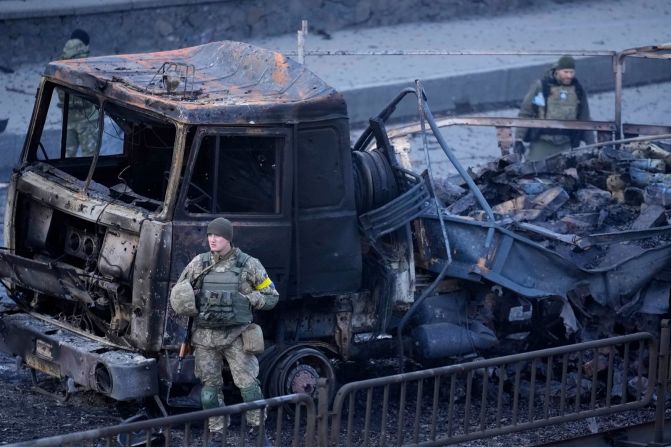 Soldados ucranianas inspeccionan un sitio después de un ataque aéreo ruso en Kyiv el 26 de febrero.