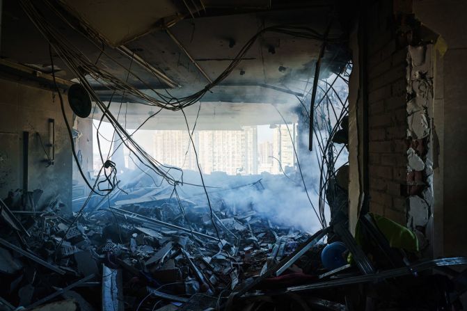 Así se veía un edificio residencial el 26 de febrero en Kyiv tras un bombardeo ruso.