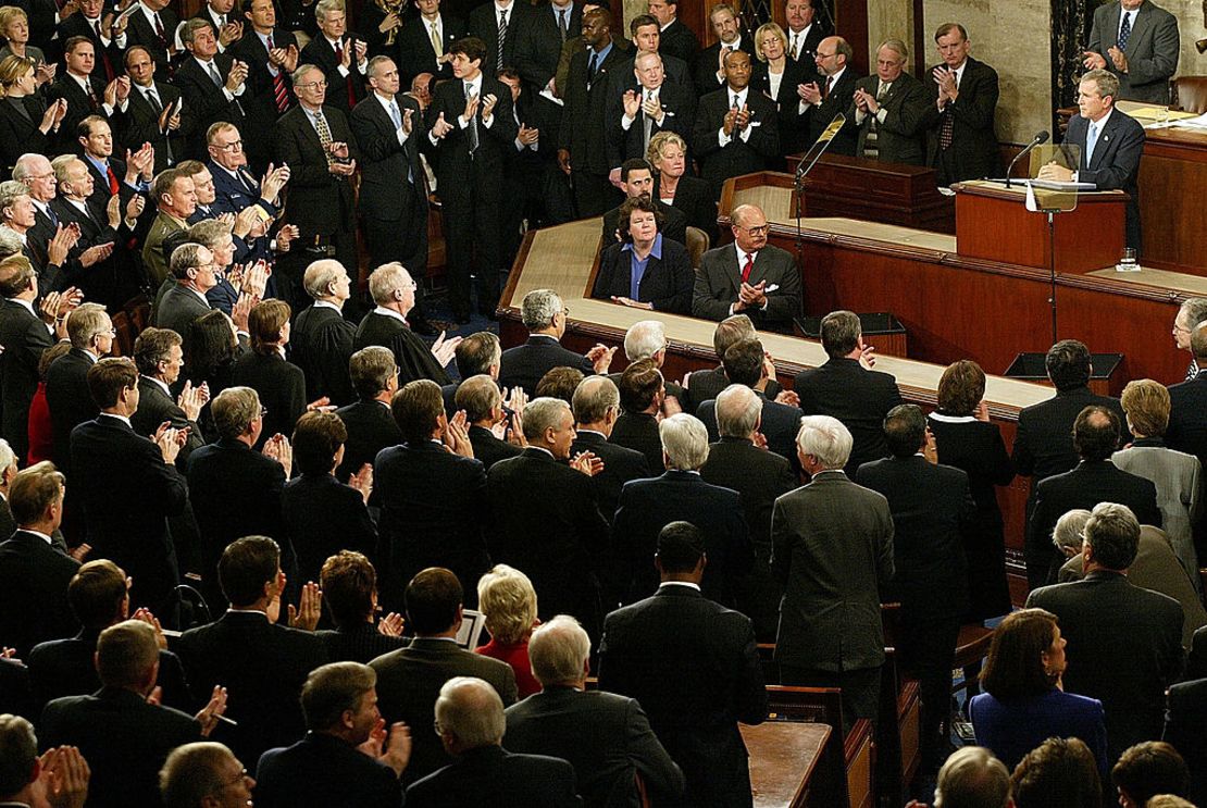 El presidente George W. Bush pronuncia su primer discurso sobre el estado de la Unión el 29 de enero de 2002 durante una sesión conjunta del Congreso en Capitol Hill en Washington, DC.