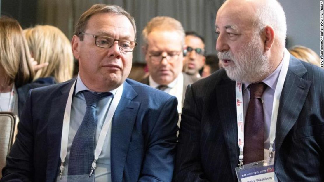 El empresario ruso Mikhail Fridman, a la izquierda, y el empresario Viktor Vekselberg hablan durante una conferencia en Moscú el 17 de septiembre de 2019.