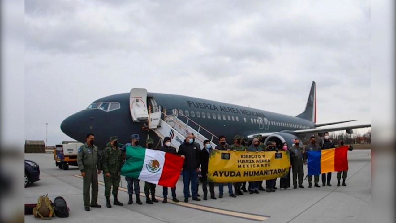 CNNE 1161559 - llega a rumania avion que repatriara a mexicanos que huyeron de ucrania