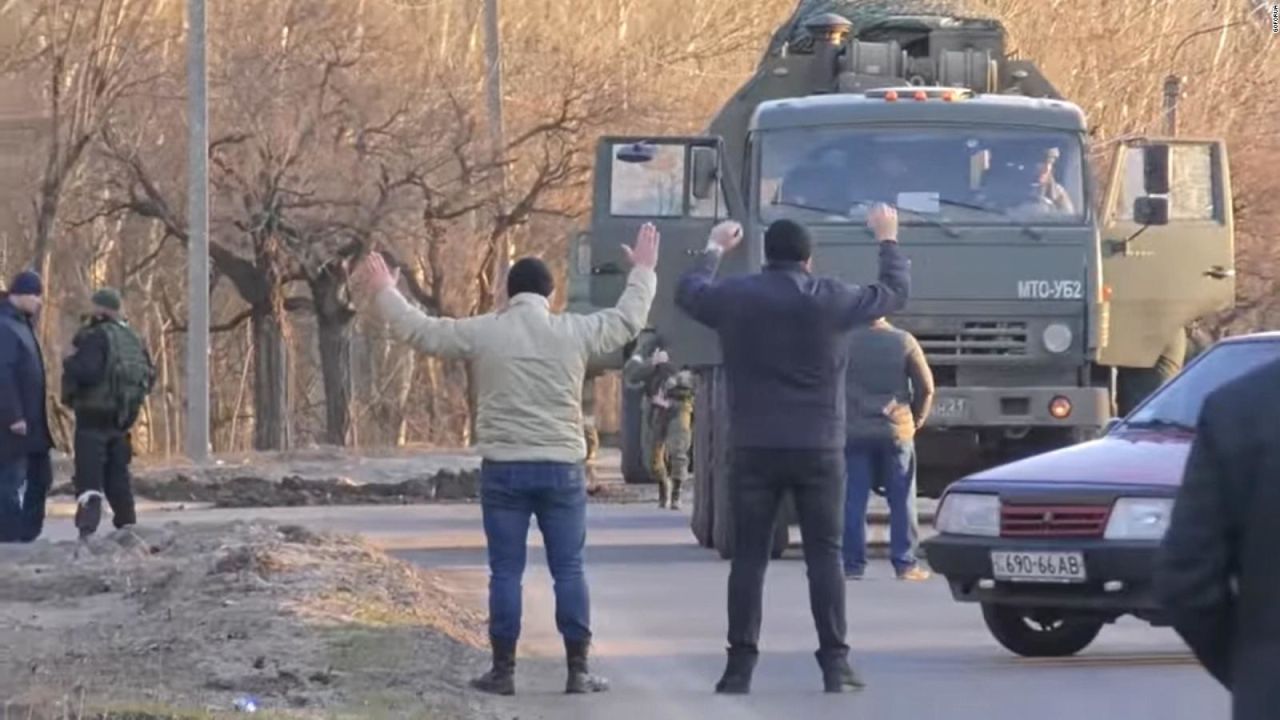 CNNE 1161638 - civiles ucranianos frenan el paso de un convoy ruso