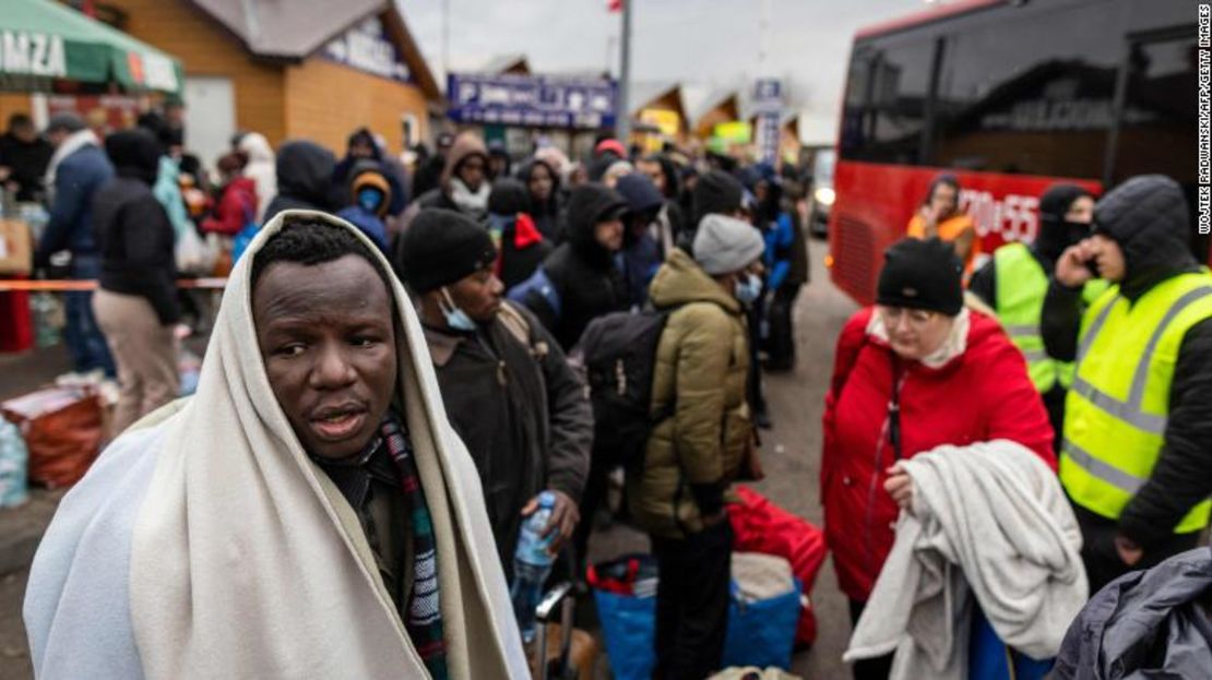 Personas que huyen de la violencia en Ucrania se ven en el cruce fronterizo peatonal de Medyka, en el este de Polonia, el 27 de febrero de 2022.