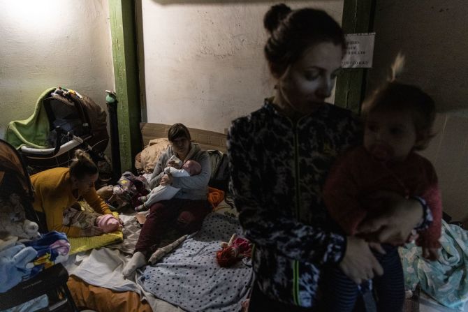 Madres atienden a sus bebés en el refugio antiaéreo de un hospital infantil en Kyiv el 28 de febrero.