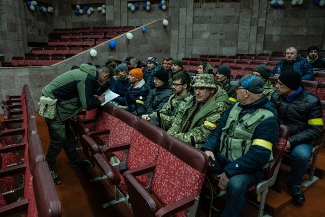 Voluntarios en Kyiv se inscriben para unirse a las Fuerzas de Defensa Territorial el 28 de febrero.
