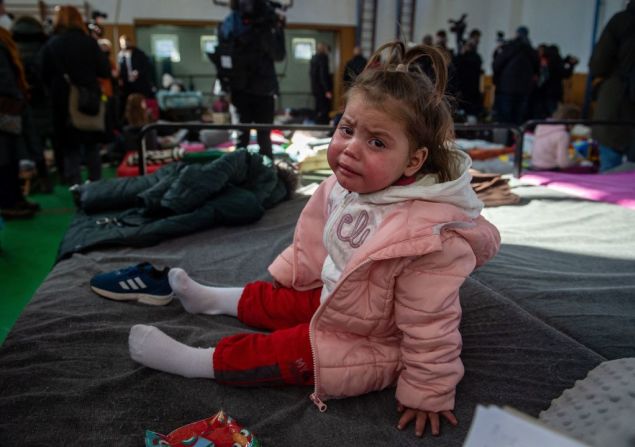 Una niña llora sentada en una cama plegable en un refugio temporal para refugiados ucranianos en el cruce fronterizo de Ubla, en el este de Eslovaquia, el 27 de febrero de 2022.