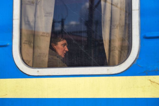 Un residente local va en un tren de evacuación hacia el oeste de Ucrania el 26 de febrero de 2022 en Kyiv, Ucrania.