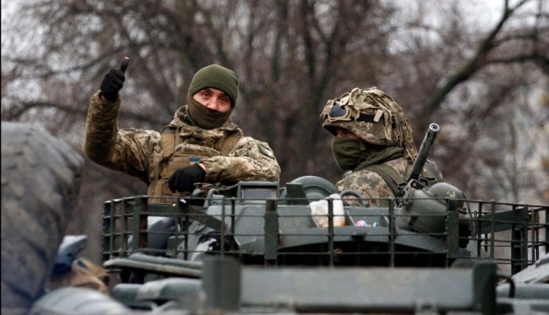 Un militar ucraniano levanta el pulgar sobre un vehículo militar antes de un ataque en la región de Lugansk el 26 de febrero de 2022.