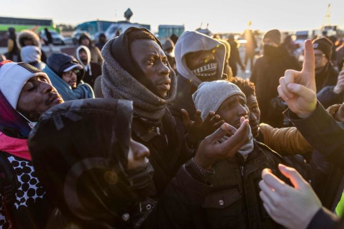 Refugiados de Ucrania se reúnen para tomar un autobús desde el cruce fronterizo en Medyka a Przemysl, en el este de Polonia, el 28 de febrero de 2022. En general, más de medio millón de personas han huido de Ucrania desde que Moscú, el amo de la era soviética, lanzó una invasión a gran escala el 24 de febrero.