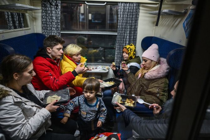 Una familia ucraniana disfruta de una comida en un tren para la reubicación de refugiados el 28 de febrero de 2022 en Przemysl, Polonia. Los gobiernos de todo el mundo todavía luchan por evacuar a sus ciudadanos atrapados entre la invasión armada de Rusia y la creciente crisis humanitaria a medida que los ucranianos huyen a los países vecinos.