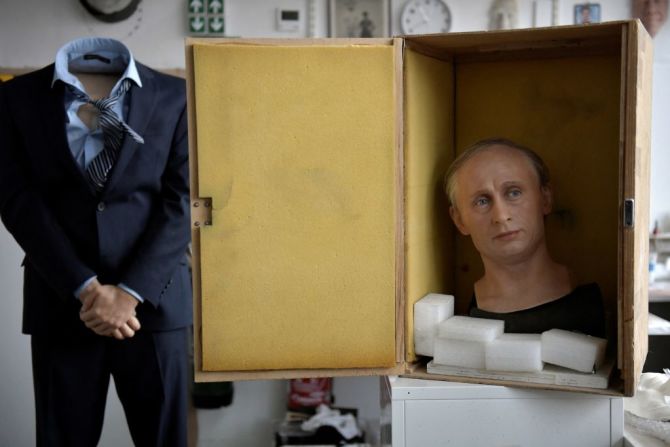 La estatua de cera del presidente de Rusia, Vladimir Putin, es empacada en una caja antes de ser almacenada en la reserva, como reacción a la invasión rusa de Ucrania el 1 de marzo de 2022 en el museo Grevin de París.