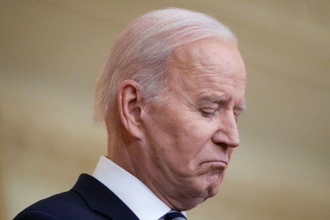 El presidente de Estados Unidos, Joe Biden, responde en la Casa Blanca una ronda de preguntas sobre la invasión militar "no provocada e injustificada" de Rusia, el 24 de febrero de 2022.