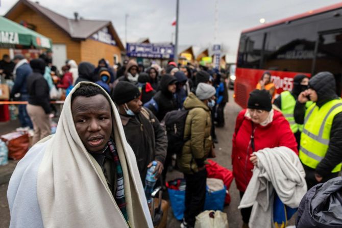 Refugiados de varios países —de África, Medio Oeste e India— la mayoría de ellos estudiantes de universidades ucranianas llegan a la frontera peatonal de Medyka en Ucrania, para huir de la guerra de Rusia.