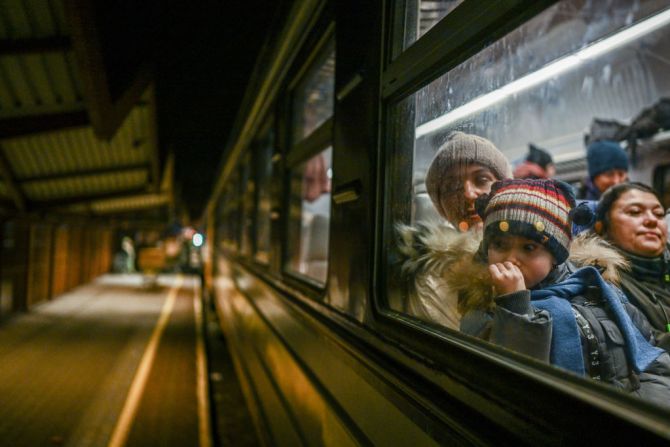 Una mujer y un niño esperan el llamado del puesto de control fronterizo luego de llegar desde Kyiv hasta Przemysl, Polonia, el 27 de febrero, tras la invasión de Rusia a Ucrania.