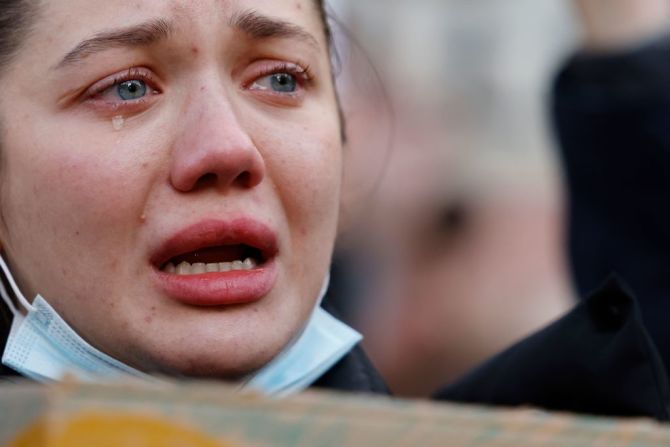 Una manifestante llora mientras sostiene una valla en una protesta contra la guerra de Rusia en Londres, el 25 de febrero.
