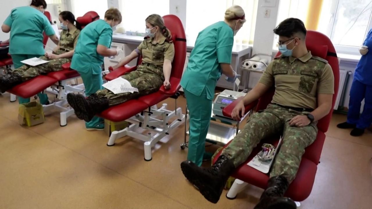 CNNE 1162090 - medicos rumanos donan sangre para ucrania