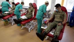 CNNE 1162090 - medicos rumanos donan sangre para ucrania