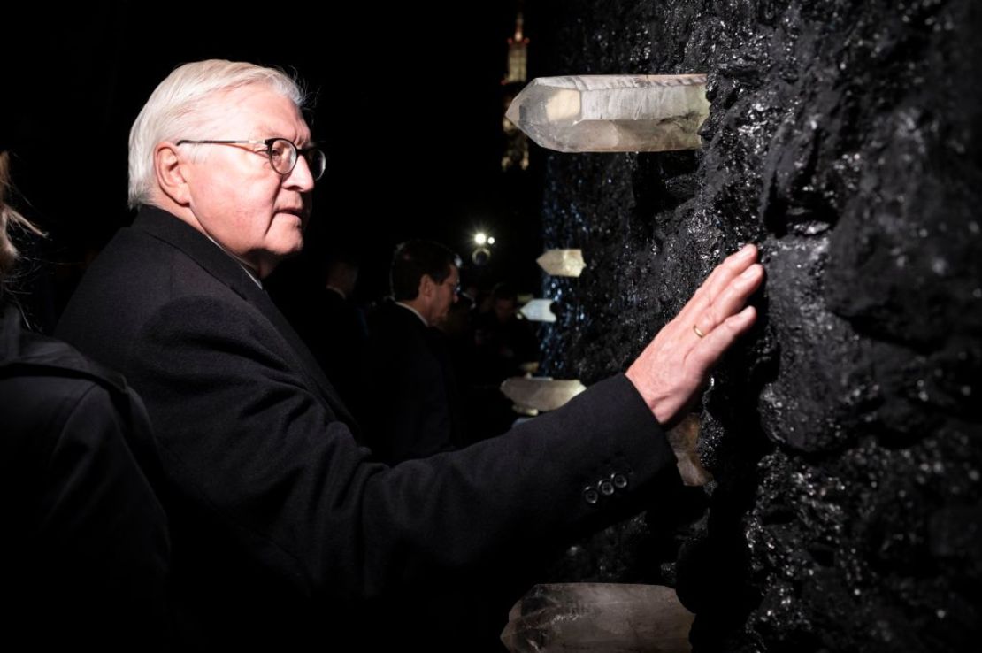 En esta foto proporcionada por la Oficina de Prensa del Gobierno Alemán (BPA), el presidente alemán Frank-Walter Steinmeier visita el "Crystal Wall of Crying", creado por la artista serbia Marina Abramovic en el monumento de Babyn Jar el 6 de octubre de 2021 en Kyiv, Ucrania.