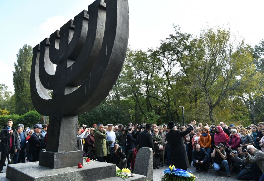 Asistentes en la ceremonia de luto que marca el 78 aniversario del comienzo de la ejecución masiva de judíos en septiembre de 1941 frente al Monumento Minorá en el Monumento del Holocausto de Babyn Yar en Kyiv, el 29 de septiembre de 2019.