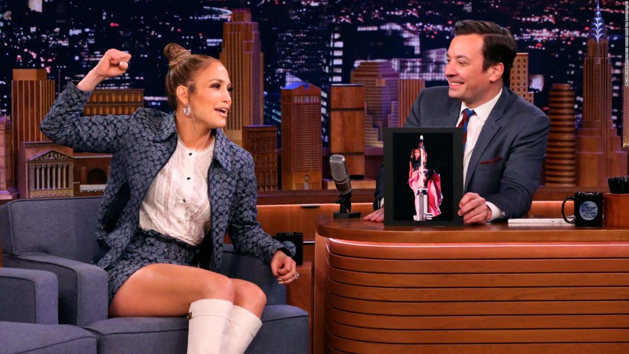 CNNE 1162191 - jimmy fallon y jennifer lopez escriben libro para ninos "con pollo- a bilingual playtime adventure"