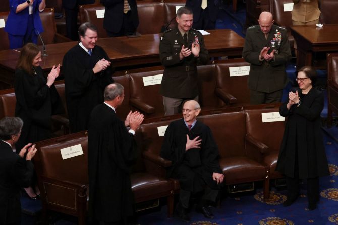 El juez de la Corte Suprema Stephen Breyer, quien se jubilará pronto, reacciona mientras Biden le rinde homenaje y sus compañeros jueces y otros miembros de la audiencia lo aplauden. Biden nominó a Ketanji Brown Jackson para reemplazarlo. Evelyn Hockstein/Reuters/Bloomberg/Getty Images