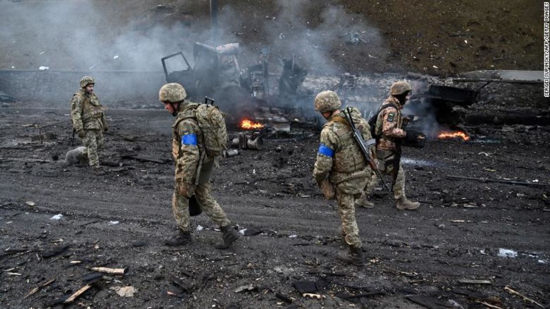 miembros del servicio ucraniano recogen proyectiles sin explotar después de luchar con un grupo de asalto ruso en Kiev el sábado.