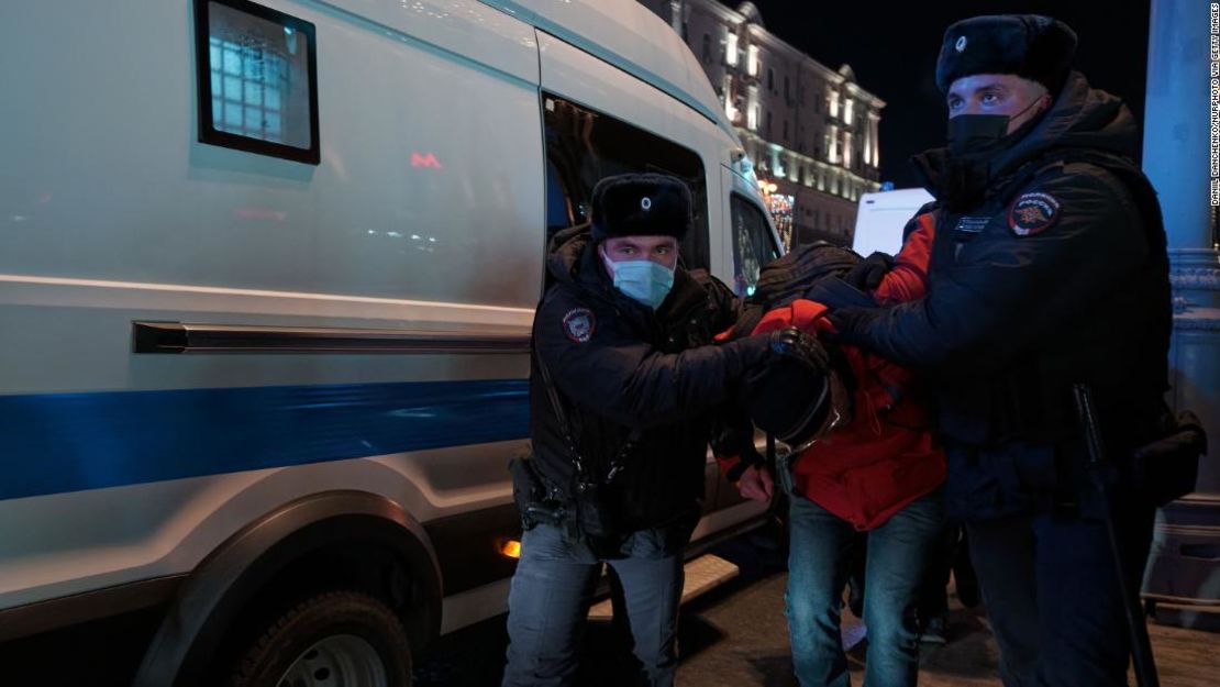 Personas participan en una manifestación contra la guerra en Moscú, Rusia, el 24 de febrero.