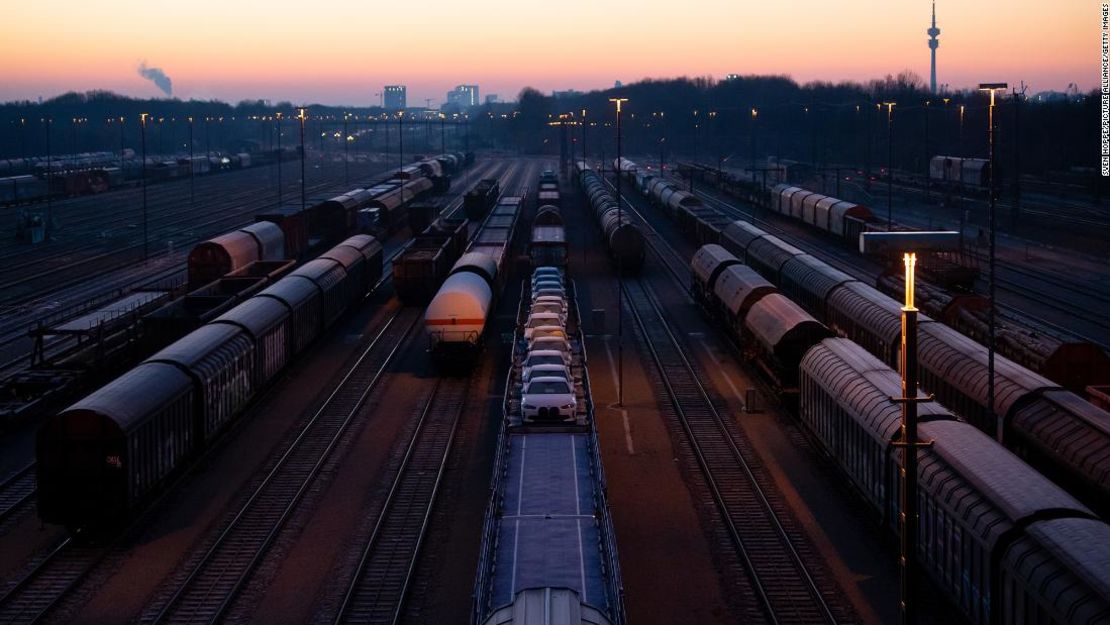 Los trenes de carga se paran en las vías del norte de Munich, Alemania, el 28 de febrero. Tras el ataque de Rusia a Ucrania, los países occidentales impusieron numerosas sanciones y la UE impuso una prohibición de exportación de bienes, tecnologías y servicios para la industria aeroespacial.