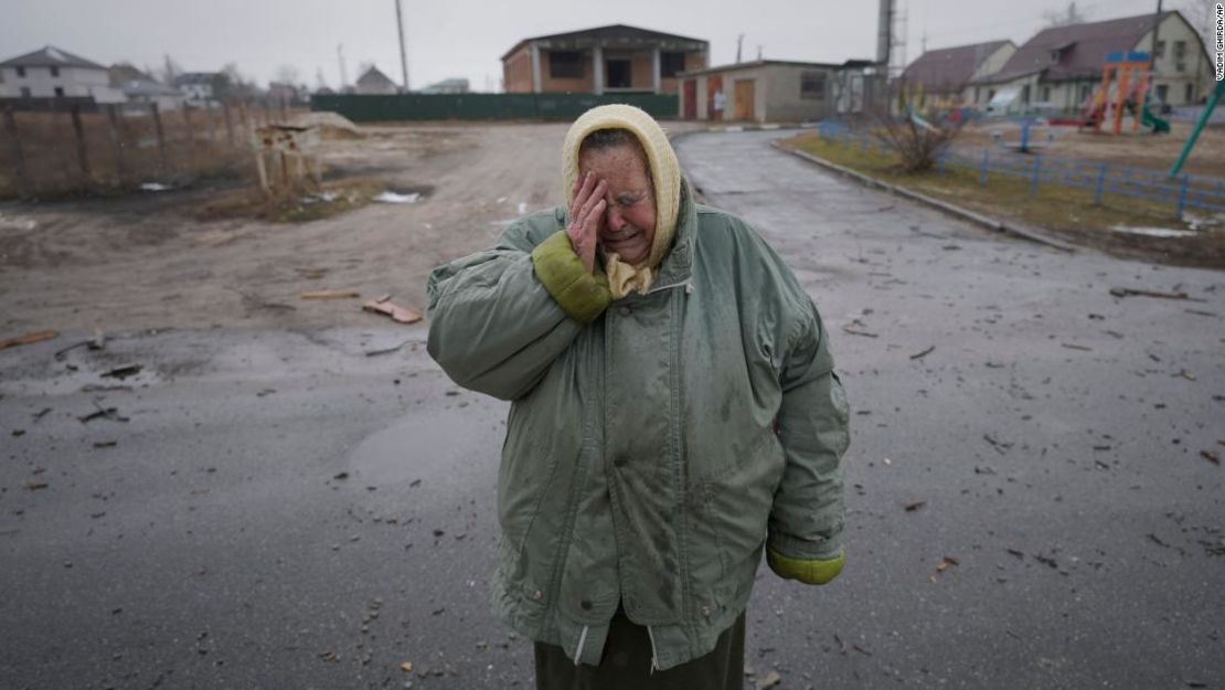 Una mujer llora frente a las casas dañadas por un ataque aéreo ruso, según los lugareños, en Gorenka, en las afueras de la capital de Ucrania, Kyiv, el miércoles.