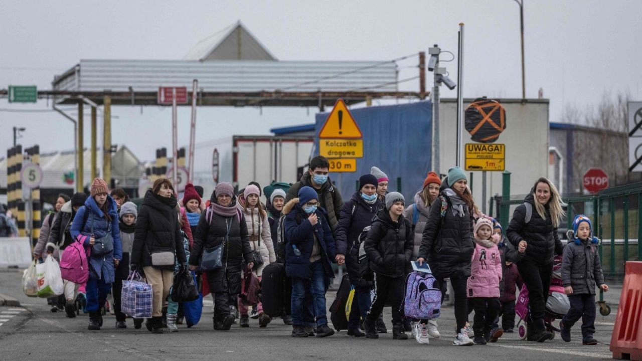 CNNE 1162927 - ucrania- miles de familias atascadas en frontera con polonia