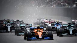 Los pilotos toman la salida del Gran Premio de Rusia de Fórmula Uno en el circuito Sochi Autodrom en Sochi el 26 de septiembre de 2021.