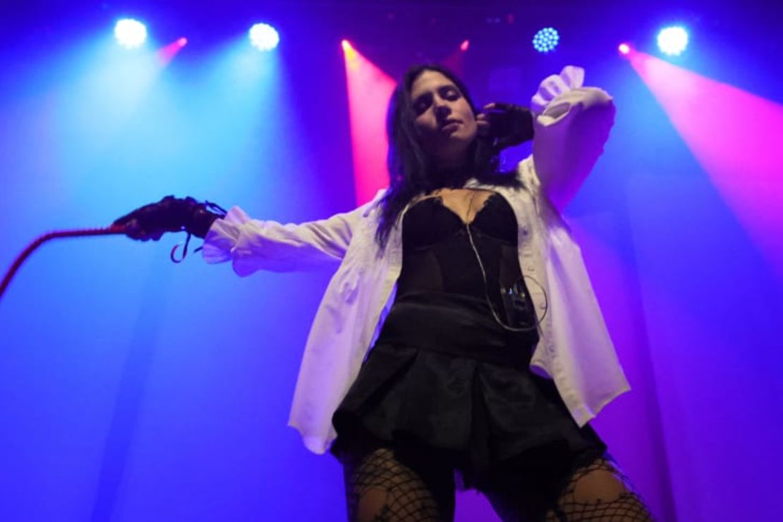 La venta del NFT fue coorganizada por Nadya Tolokonnikova de Pussy Riot, quien aparece en la imagen durante una presentación en la ciudad de Nueva York la semana pasada.