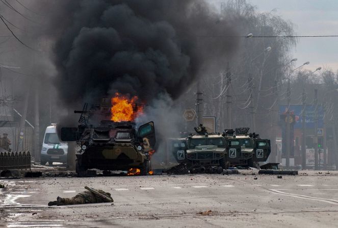 Un vehículo blindado ruso se incendia después de los combates en Járkiv el 27 de febrero. Los enfrentamientos callejeros estallaron cuando las tropas rusas ingresaron a la segunda ciudad más grande de Ucrania, y se instó a los residentes a permanecer en los refugios y no viajar.