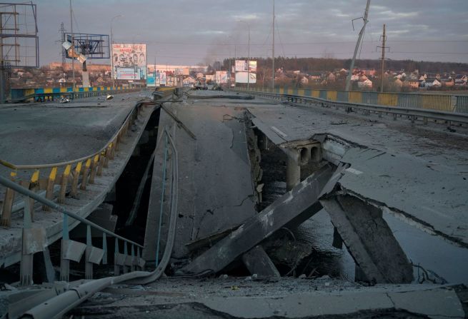 Un puente fue destruido cerca de la ciudad de Bucha, Ucrania, el 28 de febrero.