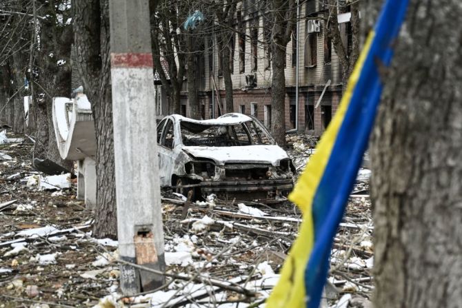 Vista de la instalación militar que fue destruida por los recientes bombardeos en la ciudad de Brovary, en las afueras de Kyiv, el 1 de marzo de 2022.