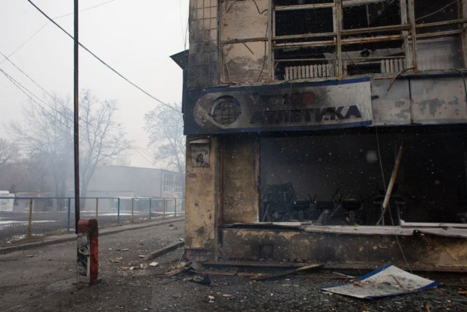 Un gimnasio fue bombardeado junto a la Torre de TV en Kyiv el 2 de marzo de 2022 mientras las fuerzas rusas continuaban su avanzada para tomar la capital de Ucrania.