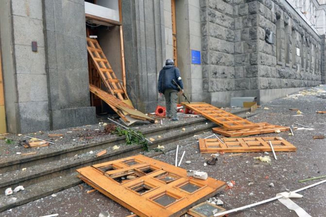 Puertas y ventanas de este edificio en Járkiv quedaron destruidas tras el bombardeo de Rusia el 2 de marzo de 2022.