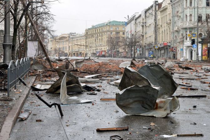 En esta imagen se muestran daños en la Plaza de la Constitución de Járkiv en el séptimo día de combates entre Rusia y Ucrania, el 2 de marzo.