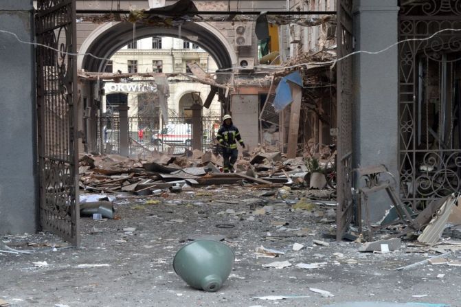 Un bombero camina entre los escombros en la entrada de un edificio después del bombardeo de las fuerzas rusas de la Plaza de la Constitución en Járkiv, Ucrania. Rusia tomó el control de la ciudad portuaria sureña de Kherson, mientras se libraban batallas callejeras en Járkiv. Entre tanto, Kyiv se prepara para un temido asalto ruso.