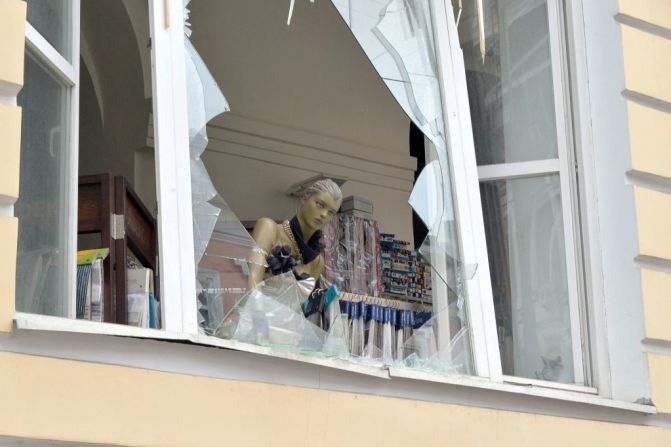 Un maniquí cuelga de la ventana rota de una tienda después del bombardeo de las fuerzas rusas en la Plaza de la Constitución en Járkiv, la segunda ciudad más grande de Ucrania, el 2 de marzo de 2022.