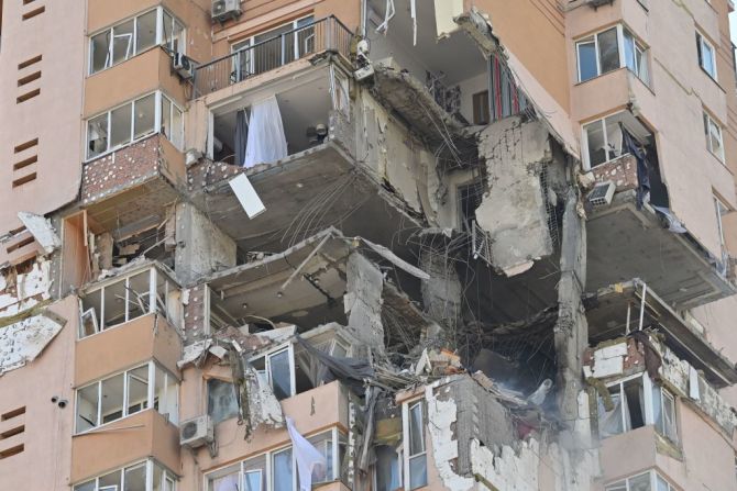 Un edificio de apartamentos en Kyiv fue alcanzado por un bombardeo el 26 de febrero.