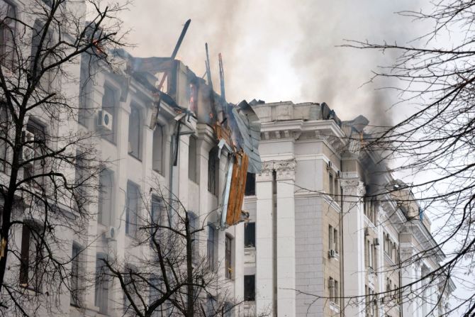 El edificio del Departamento de Economía de la Universidad Nacional Karazin Járkiv y el complejo de edificios que albergan el servicio de seguridad SBU regional de Járkiv y la policía regional, fueron presuntamente alcanzados durante el reciente bombardeo de Rusia, el 2 de marzo de 2022.