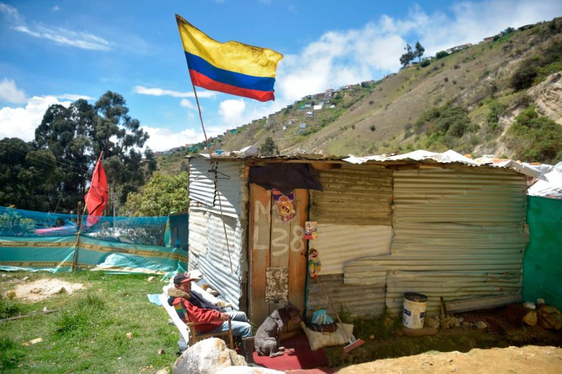 Foto de archivo. Una casa en Ciudad Bolívar en Bogotá muestra una bandera de Colombia en plena pandemia por covid-19. El programa Ingreso Solidario fue creado en 2020 para mitigar los problemas económicos del covid en las poblaciones más vulnerables.