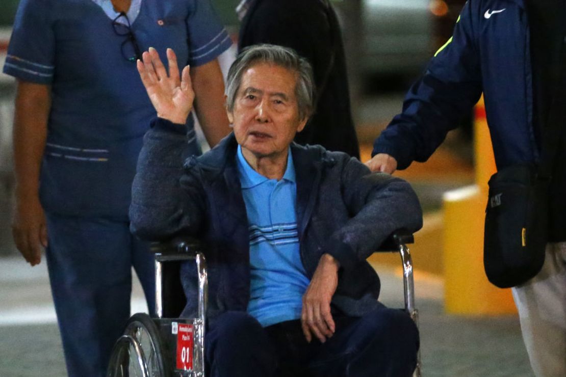 El expresidente Alberto Fujimori saluda a sus seguidores fuera de una clínica en lima en 2018. Imagen de archivo.